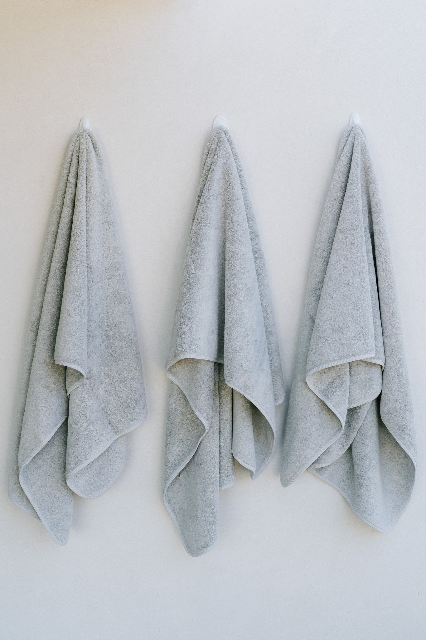 Hooks and racks for towels in a clutter-free bathroom